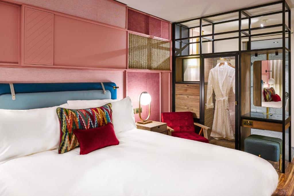 The Halyard Liverpool, Vignette Collection by IHGにあるベッド