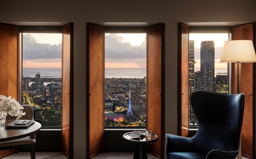 um quarto com uma janela com vista para a cidade em Sofitel Melbourne On Collins em Melbourne