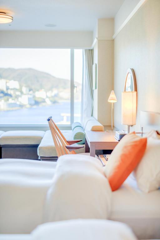 Rúm í herbergi á Atami Korakuen Hotel
