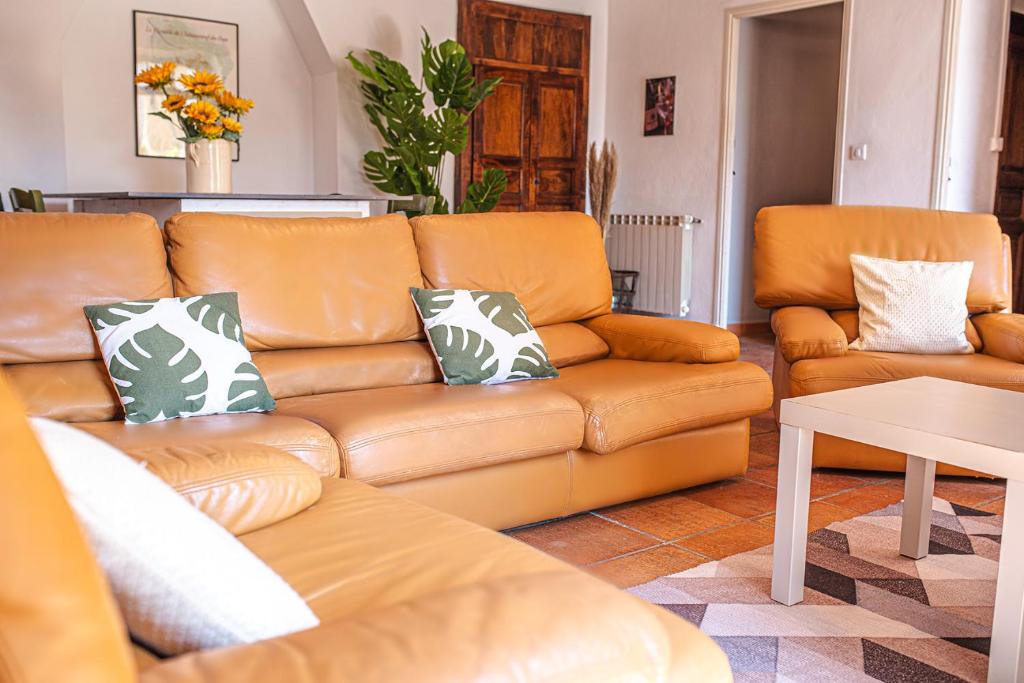 sala de estar con sofá naranja y sillas en Pegau Bed Room, en Châteauneuf-du-Pape