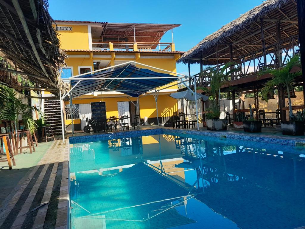 uma piscina em frente a um edifício em El Bunker 9 em Iquitos