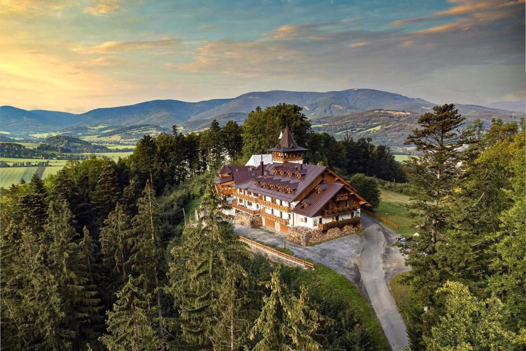 una vista aérea de una gran casa en una colina en Hotel Křížový vrch en Jeseník
