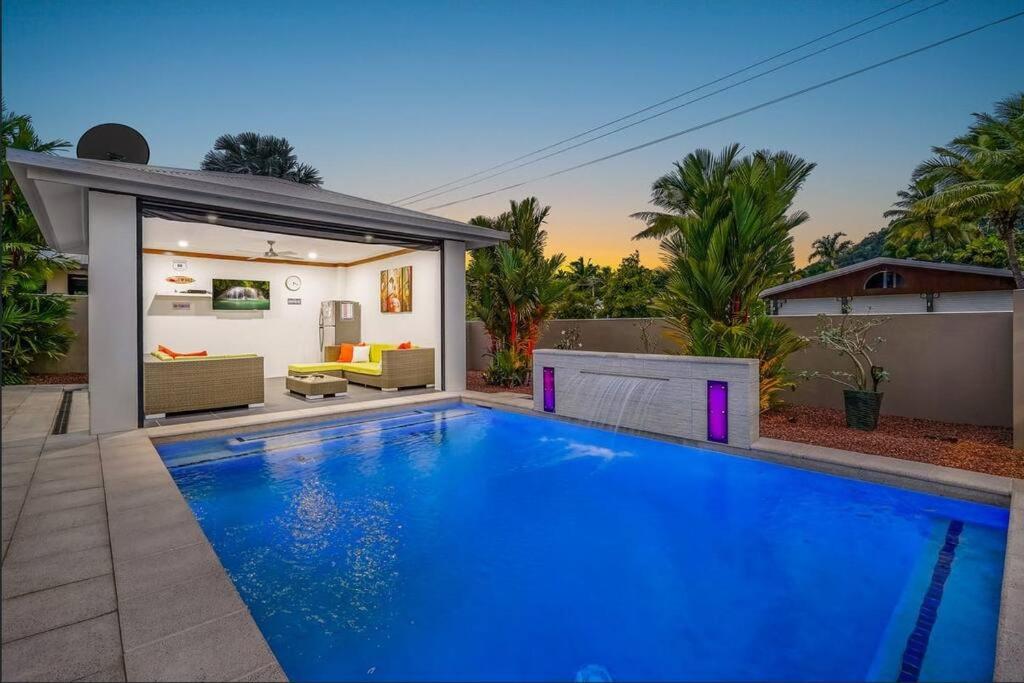 una piscina en el patio trasero de una casa en Trinity Beach Stunner - Tropical Entertainer, en Trinity Beach