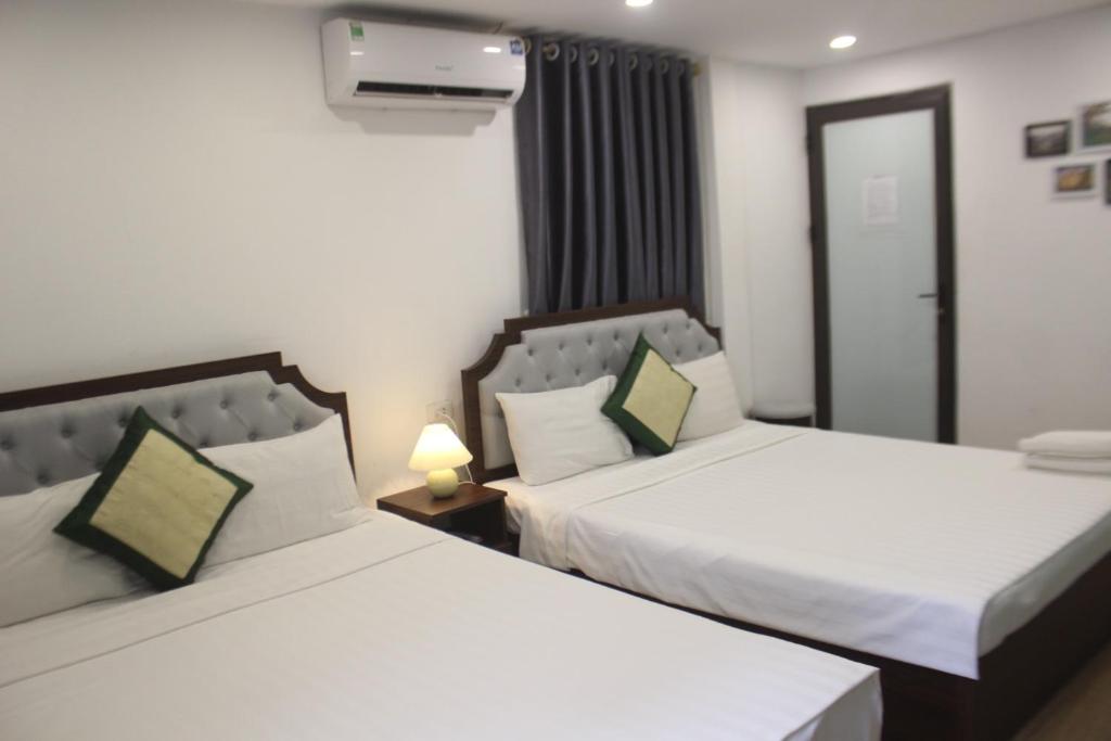 Postel nebo postele na pokoji v ubytování Hanoi Little Hotel