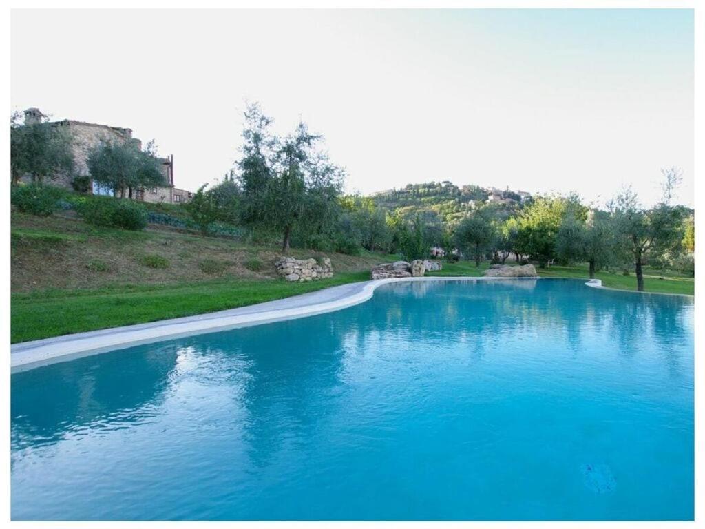A piscina localizada em Villa Montepulciano ou nos arredores