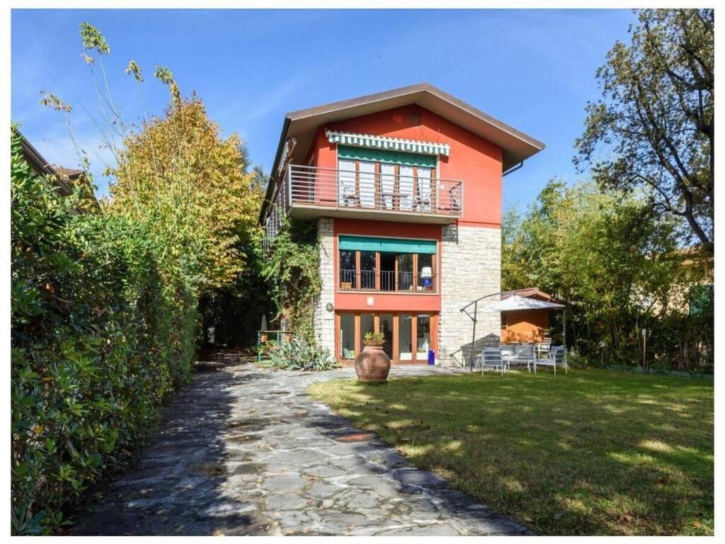 een stenen huis met een balkon en een tuin bij Villa Cannas Comfortable holiday residence in Forte dei Marmi