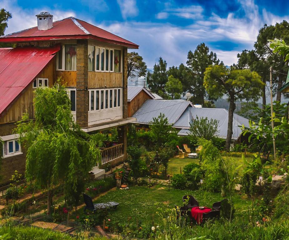 dom z czerwonym dachem na dziedzińcu w obiekcie The Shivdhaar Estate Patnitop w mieście Kūd
