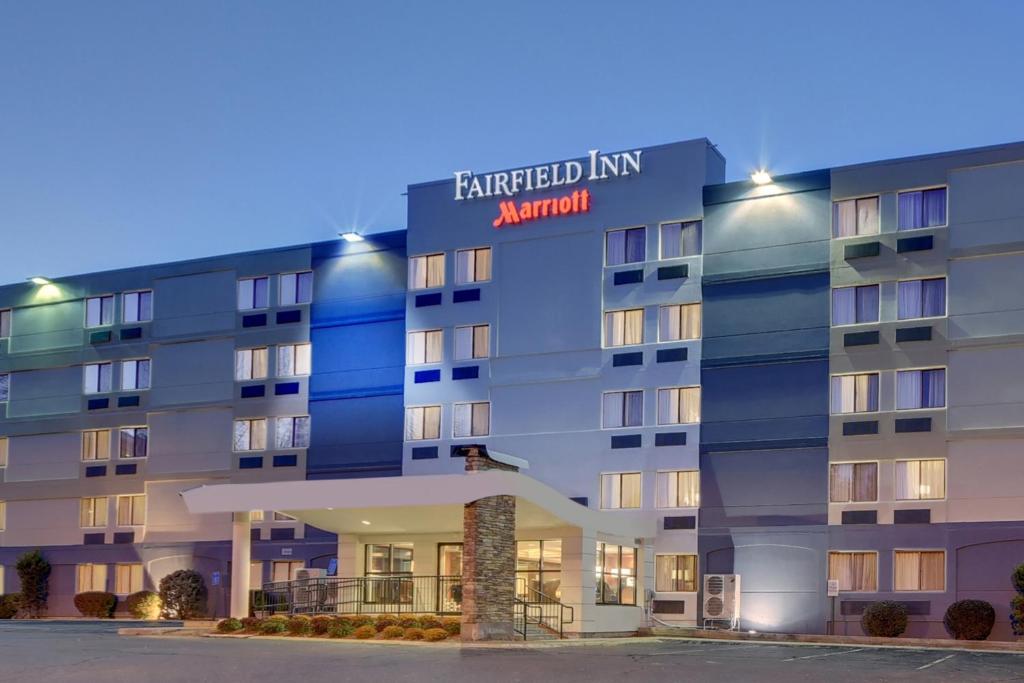 uma representação do hotel à noite em Fairfield Inn Boston Tewksbury/Andover em Tewksbury