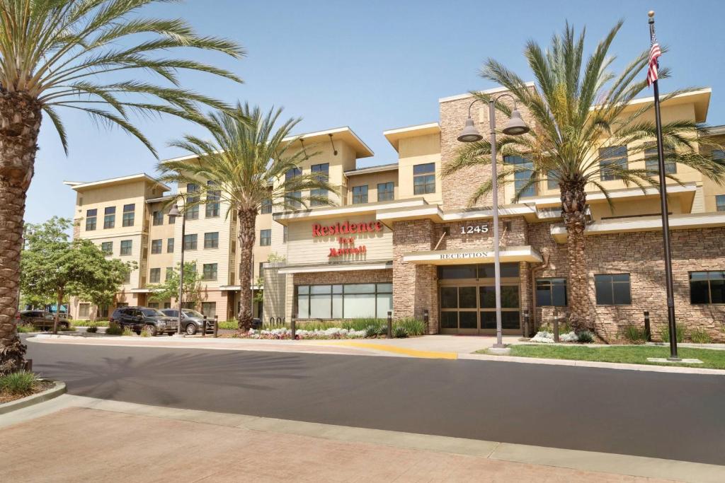 um hotel com palmeiras em frente em Residence Inn San Diego North/San Marcos em San Marcos