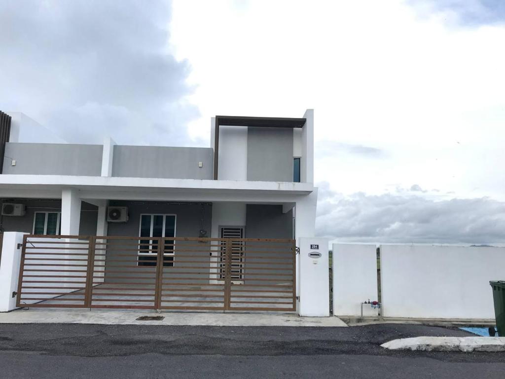 Το κτήριο όπου στεγάζεται  η παραθεριστική κατοικία