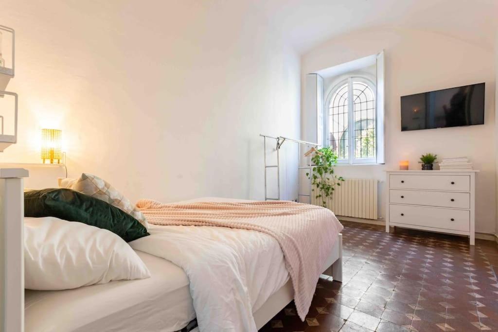 Bohemian Art apartment. One bedroom one sofa
