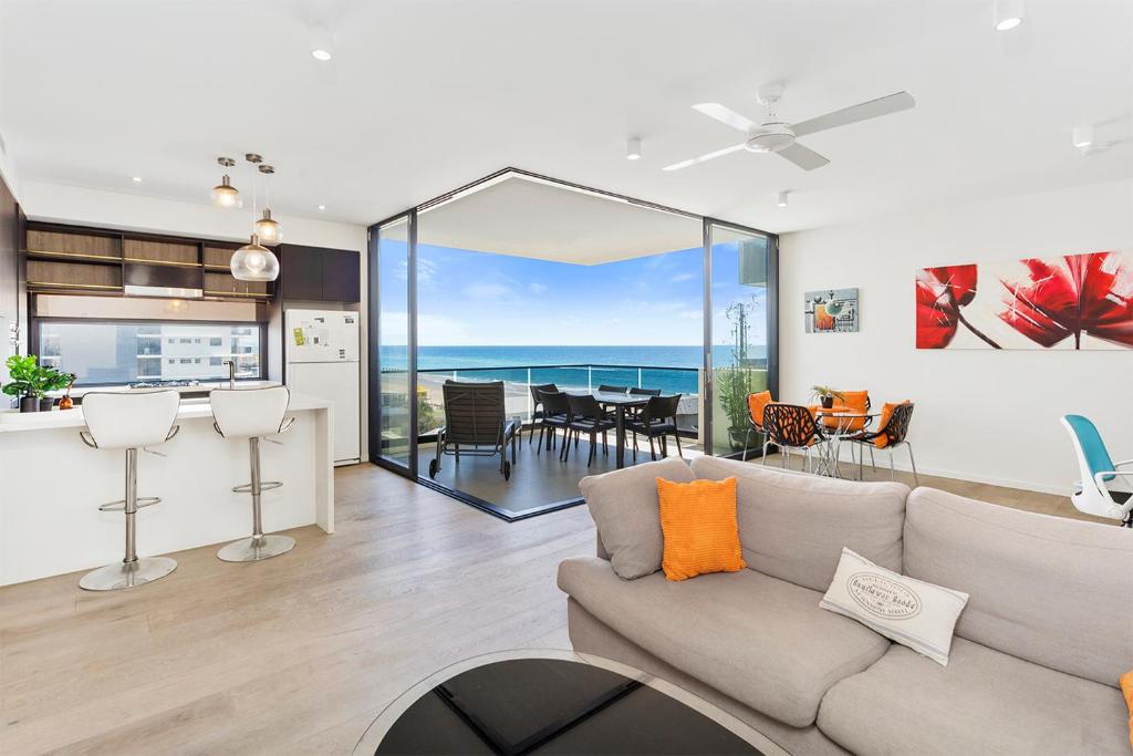 een woonkamer en eetkamer met uitzicht op de oceaan bij 5th Floor Beachside Ocean View with Wi-Fi, Pool and Gym in Gold Coast