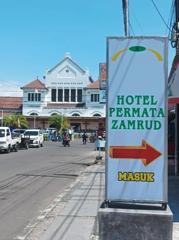 un cartel para un hotel pentanta zamump en Hotel Permata Zamrud, en Cirebon