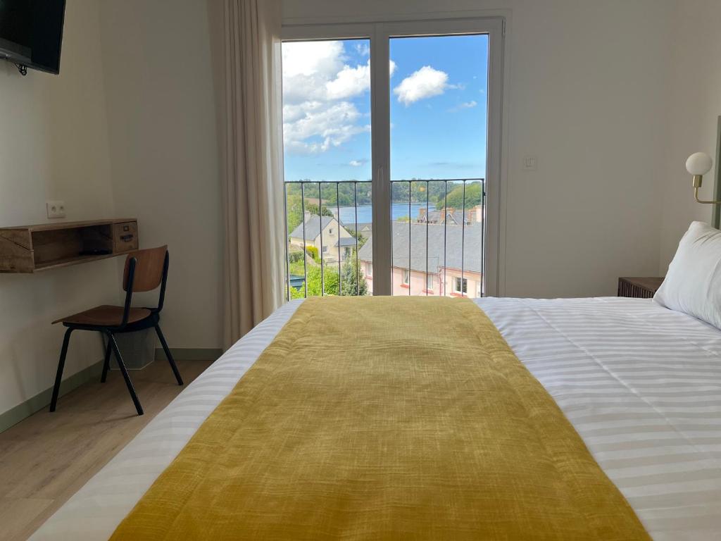Postel nebo postele na pokoji v ubytování Hotel du Trégor