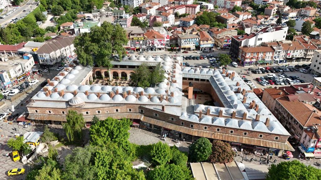 una vista aérea de un gran edificio en una ciudad en Rüstempaşa Kervansaray Hotel en Edirne