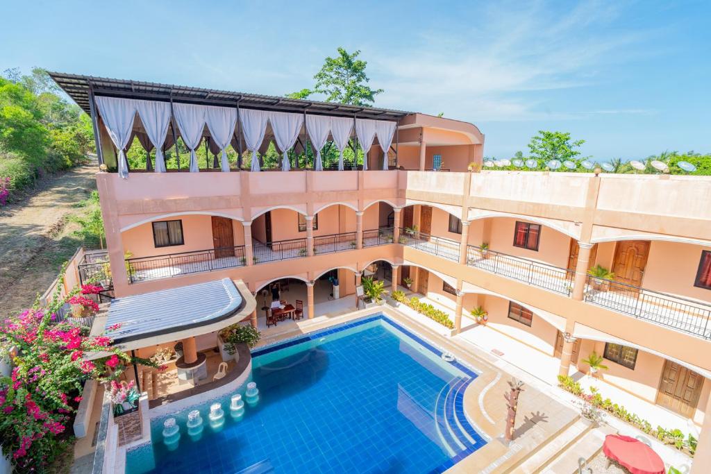 uma vista aérea de um edifício com piscina em Dinah's Pension House by Marriam em Puerto Princesa