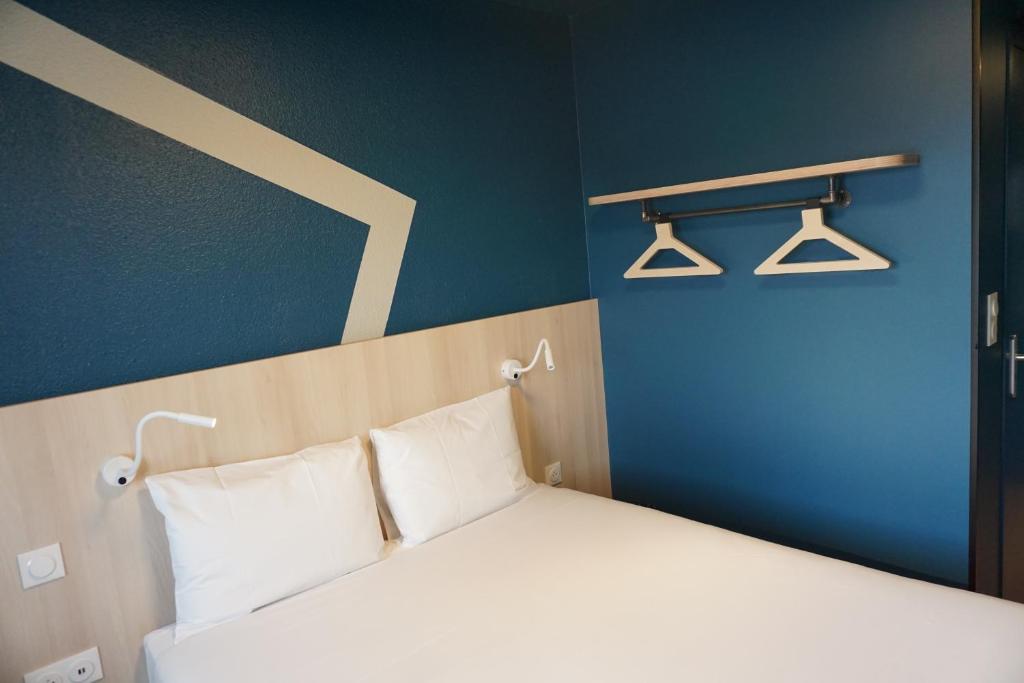 Postel nebo postele na pokoji v ubytování ibis budget Honfleur Centre