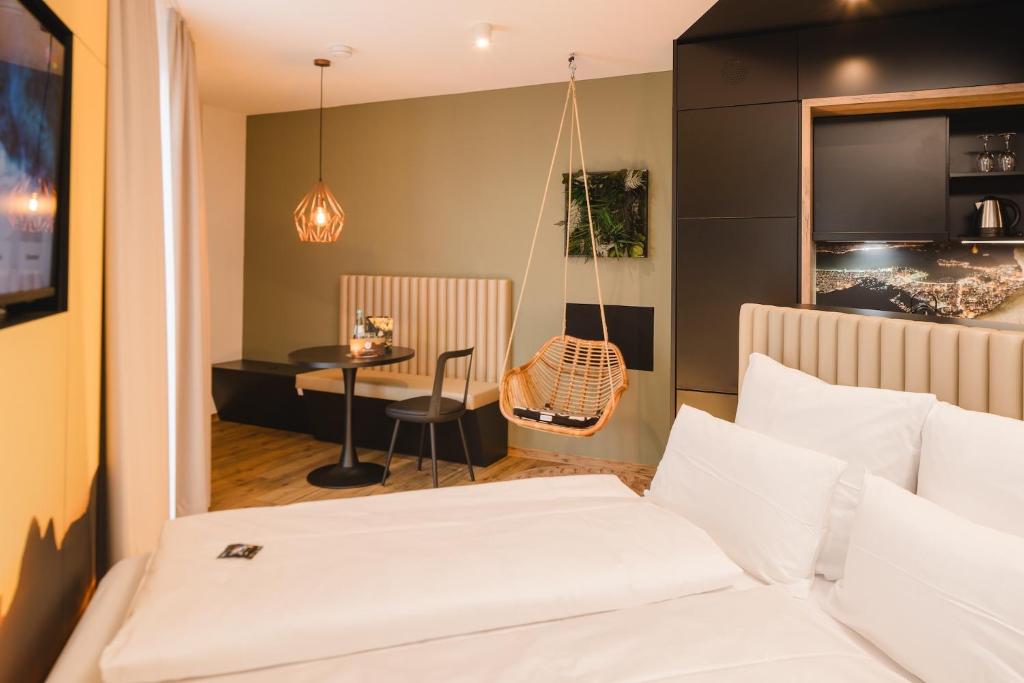 sypialnia z łóżkiem i pokój z huśtawką w obiekcie Rioca Stuttgart Posto 6 w Stuttgarcie