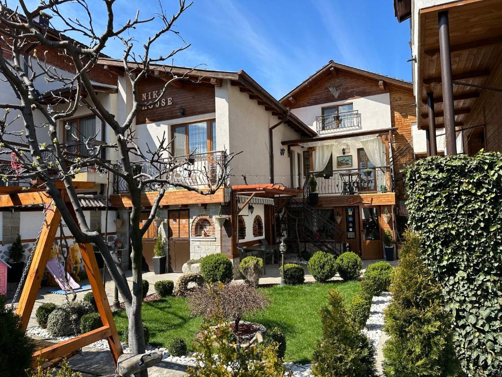 una casa con un jardín delante de ella en NIKI HOUSE, en Bansko