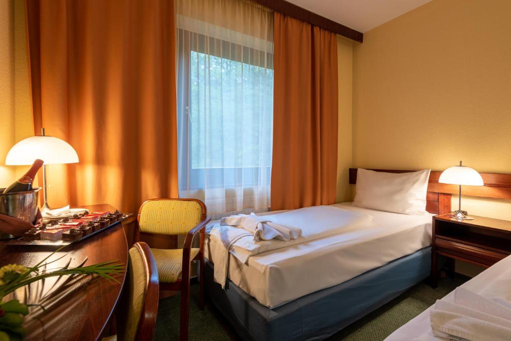 Postel nebo postele na pokoji v ubytování Hotel Lövér Sopron