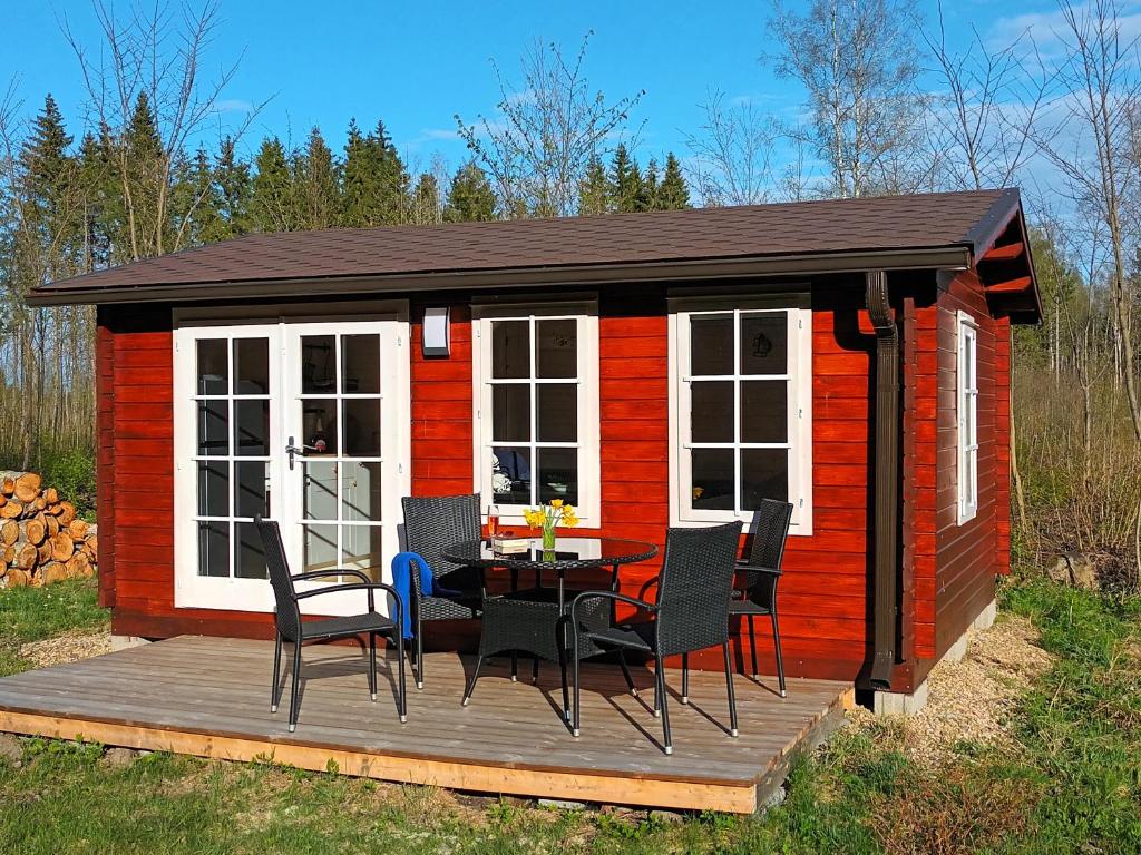 una cabina con tavolo e sedie su una terrazza di Salu summer cottage 