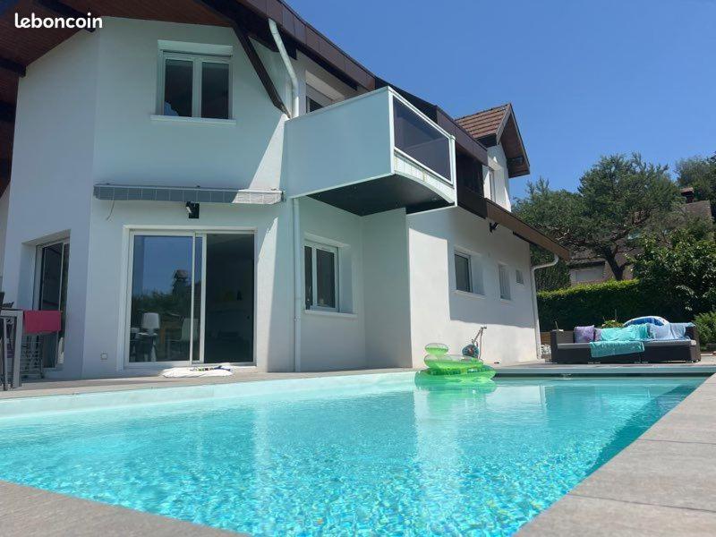 une villa avec piscine devant une maison dans l'établissement Villa avec piscine à 5 minutes du lac, à Annecy