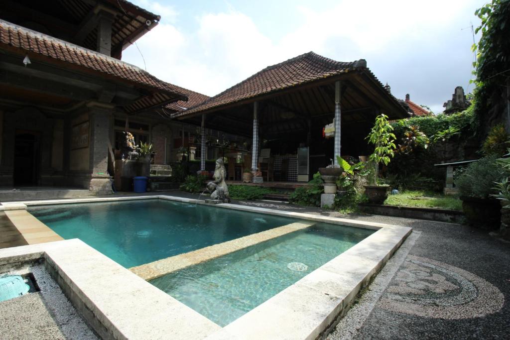 una piscina di fronte a una casa di Belvilla 93916 Budi House Near Ubud Palace ad Ubud