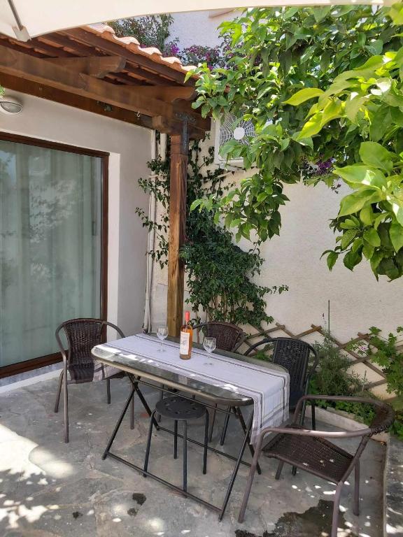 stół i krzesła na patio w obiekcie Ermionis home w mieście Palaión Tsiflíkion