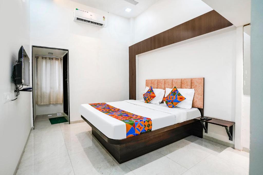 Postel nebo postele na pokoji v ubytování FabHotel Saroj Inn - Mumbai Naka