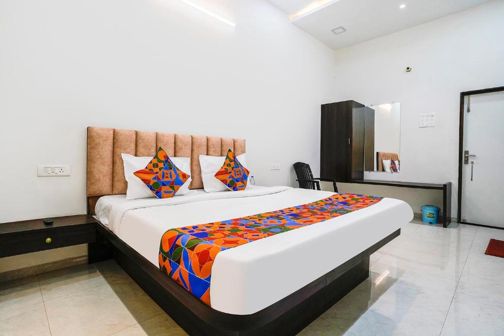 Postel nebo postele na pokoji v ubytování FabHotel Saroj Inn - Mumbai Naka