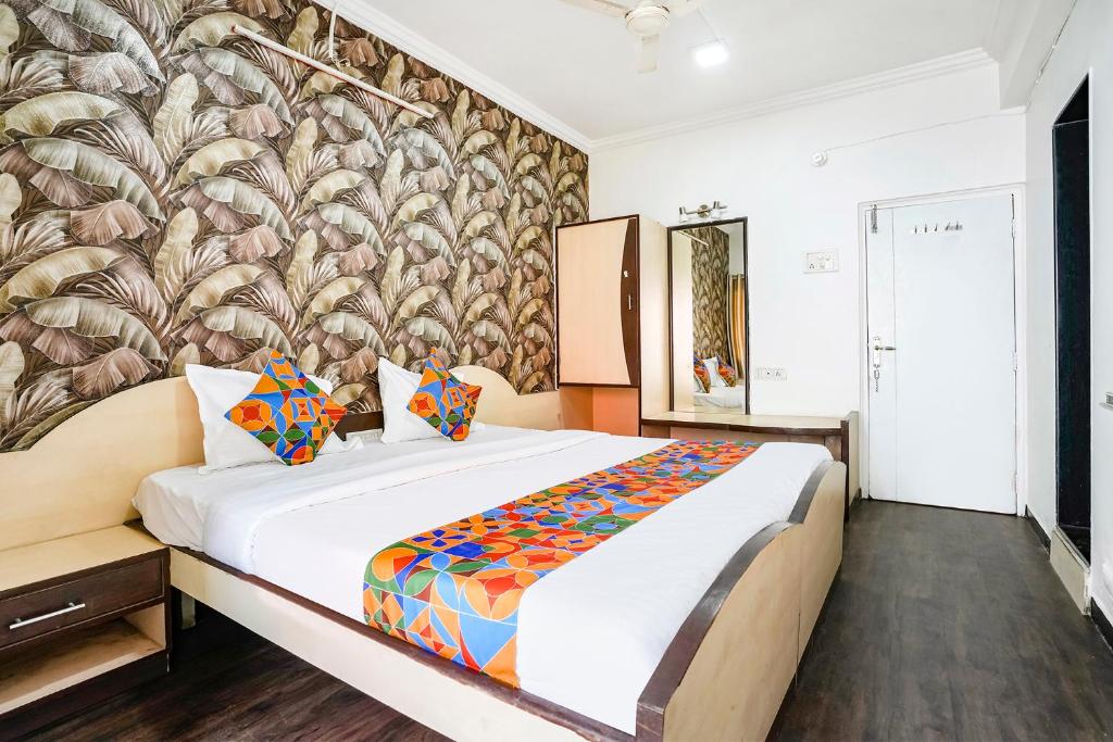 Postel nebo postele na pokoji v ubytování FabHotel Saroj Inn - Mumbai Naka