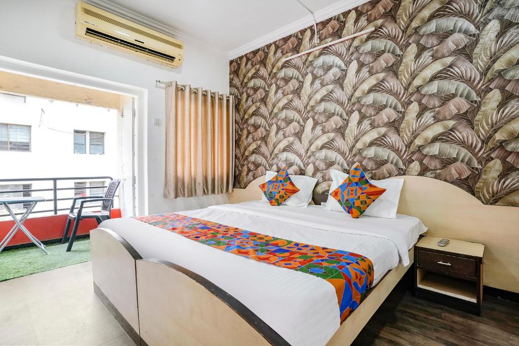 Postel nebo postele na pokoji v ubytování FabHotel Saroj Inn - Mumbai Naka