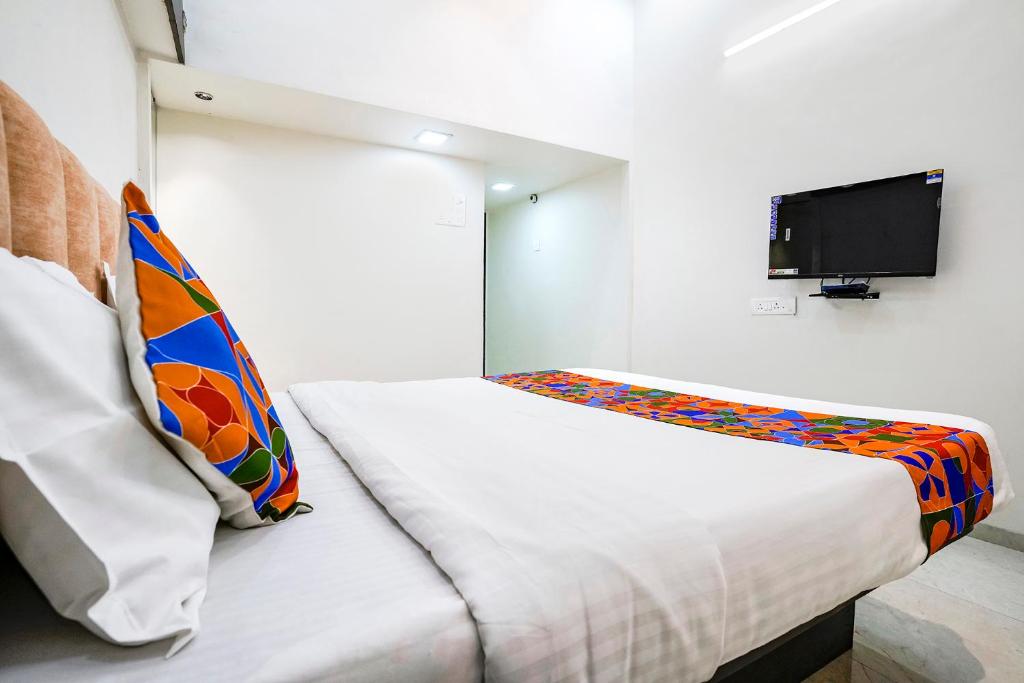 TV a/nebo společenská místnost v ubytování FabHotel Saroj Inn - Mumbai Naka