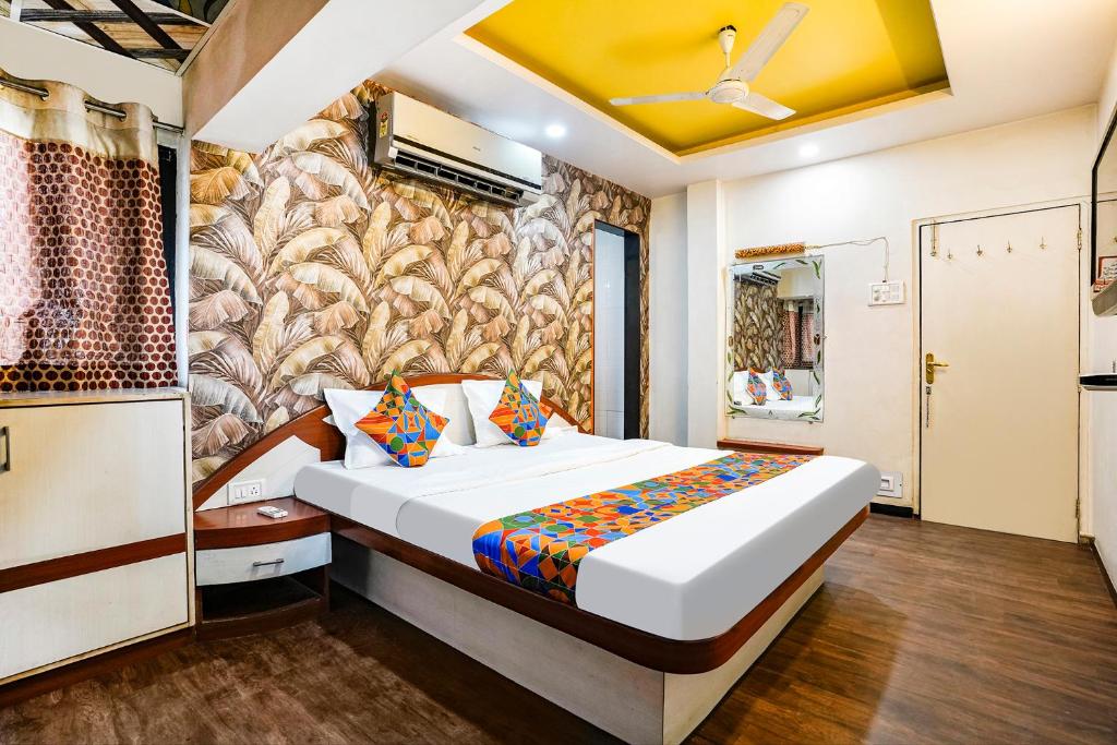 Postel nebo postele na pokoji v ubytování FabHotel Saroj Inn - Mumbai Naka