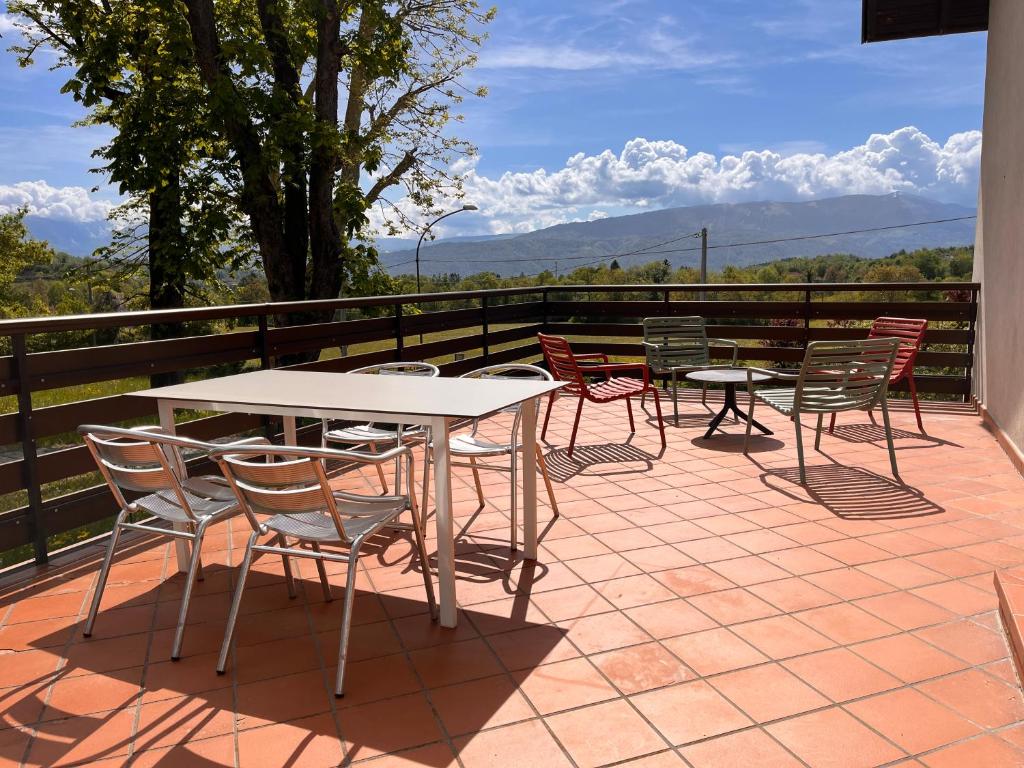 uma mesa e cadeiras num pátio com vista em Appartamento Marino Dolomiti Bellunesi em Belluno