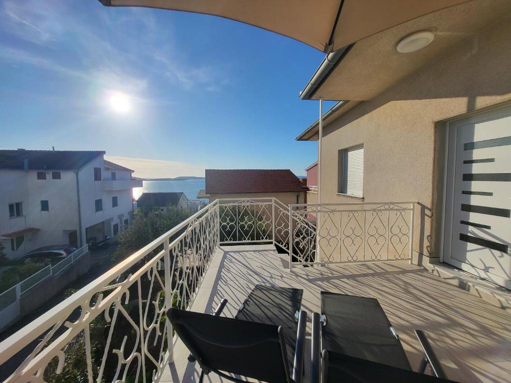 a balcony with chairs and a view of a building at Red Hill apartment in Zaboric