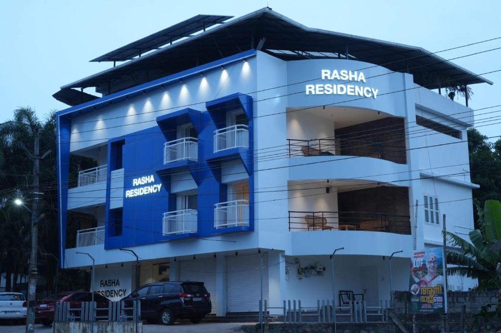 un edificio azul con un cartel que dice residencia rusa en Rasha residency en Kalpatta