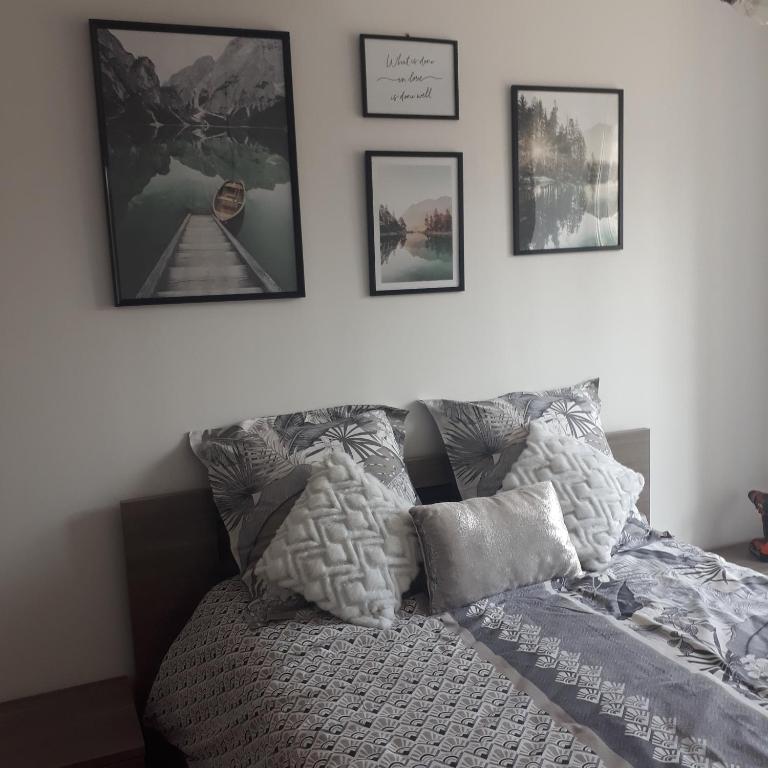 Een bed of bedden in een kamer bij Maison au coeur de La Cambe