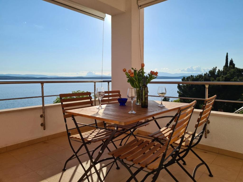 d'une table et de chaises sur un balcon avec vue sur l'océan. dans l'établissement Apartment Golden View Dramalj, à Dramalj
