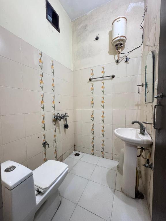 uma casa de banho branca com um WC e um lavatório em Hotel Star INN em Jalandhar