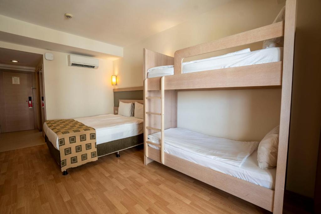 Postel nebo postele na pokoji v ubytování Side Breeze Hotel
