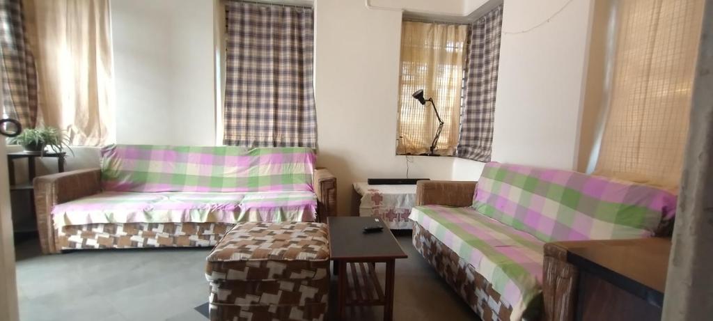 Postel nebo postele na pokoji v ubytování Madhav Bhavan Guest House