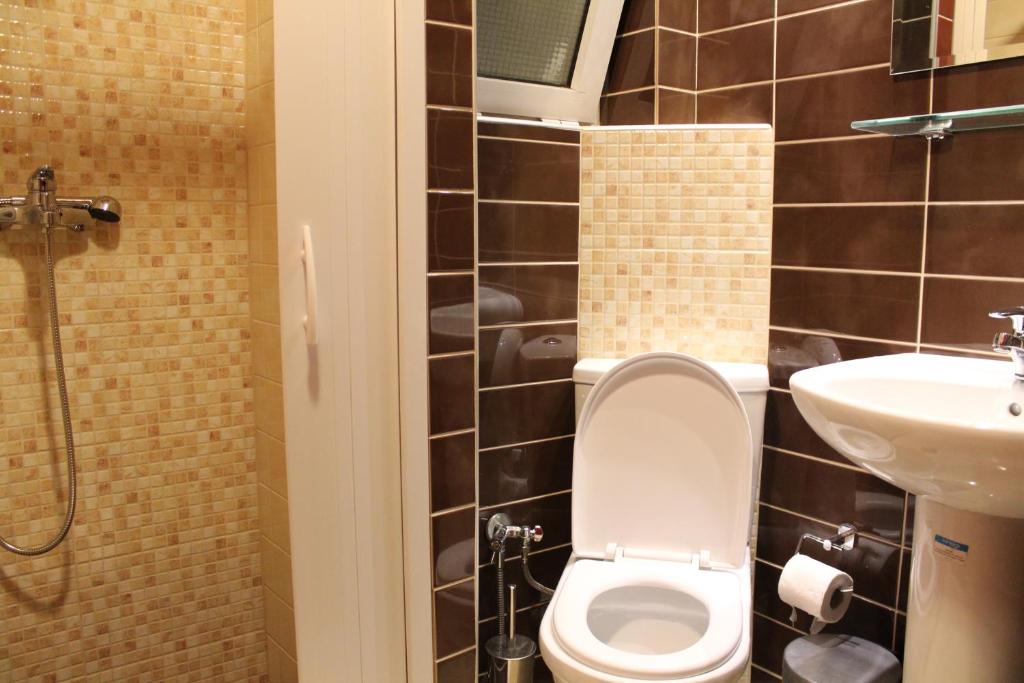 een badkamer met een toilet en een wastafel bij Philoxenia Hotel & Studios in Rhodos-stad