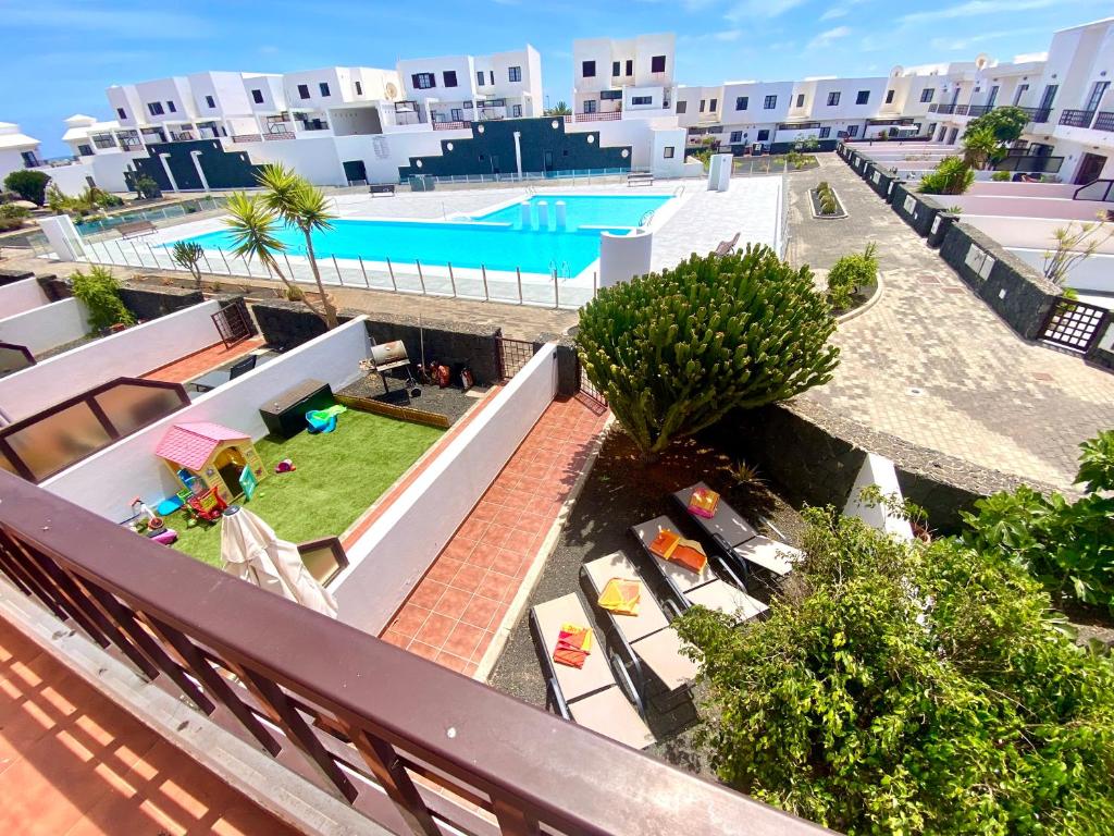 an aerial view of a swimming pool on a building at Casa Inma Las Piteras. Sol y agua in Costa Teguise