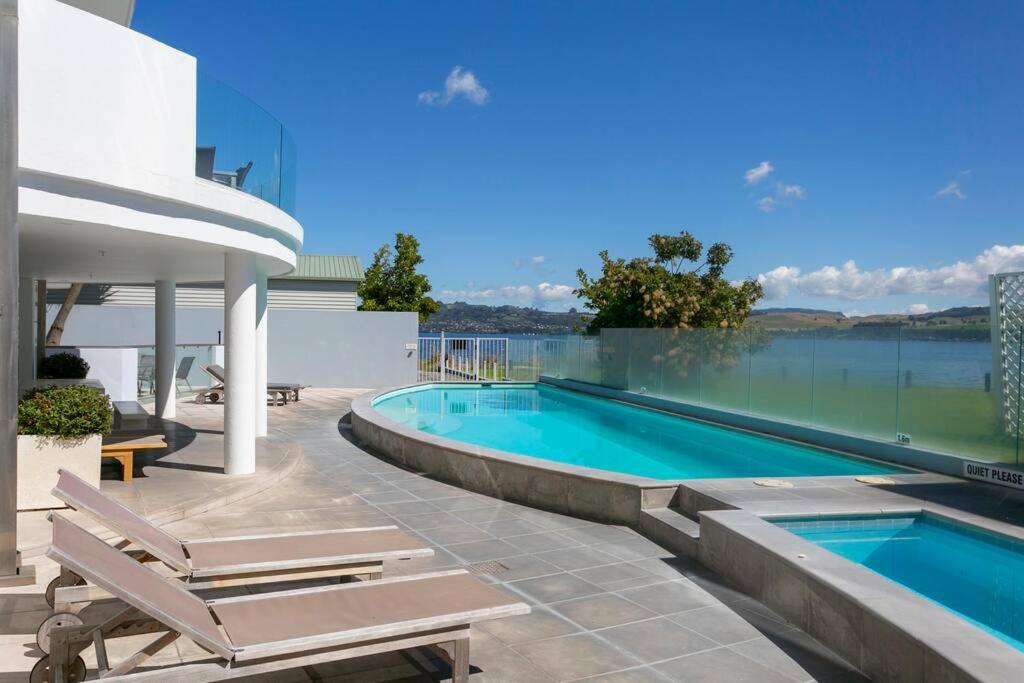 Waimahana - Luxury By The Lake - Resim 1
