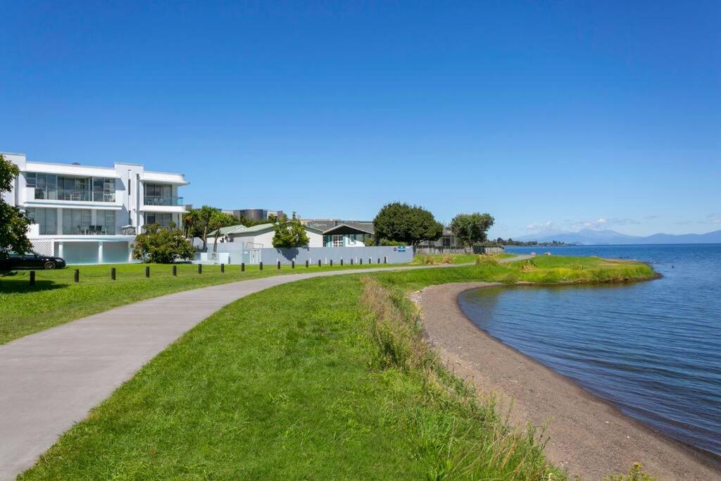 Waimahana - Luxury By The Lake - Resim 7