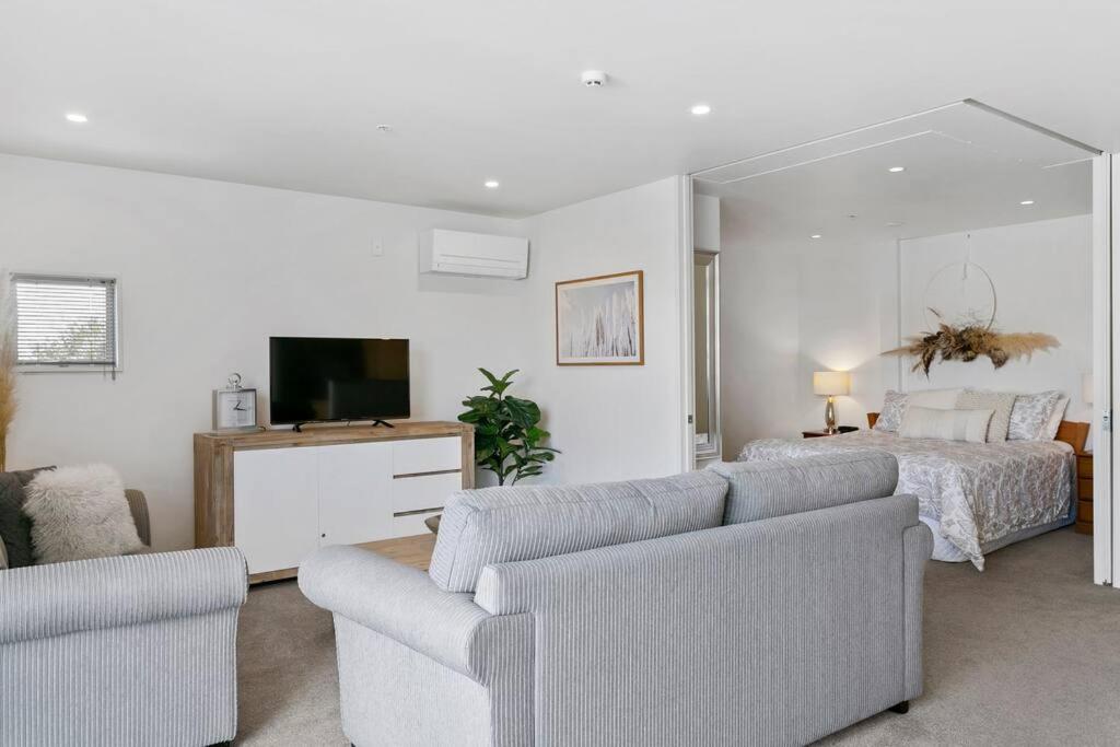 Waimahana - Luxury By The Lake - Resim 30