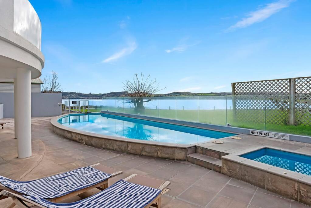 Waimahana - Luxury By The Lake - Resim 34