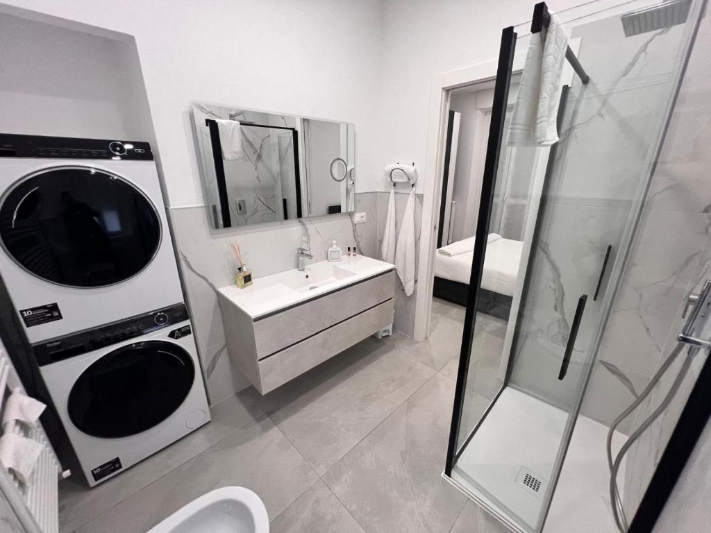 een badkamer met een wastafel en een wasmachine bij Appartamento The Twins in Asti