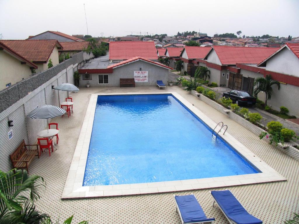 uma vista superior de uma piscina num edifício em Hotel Belle Cote em Abidjan
